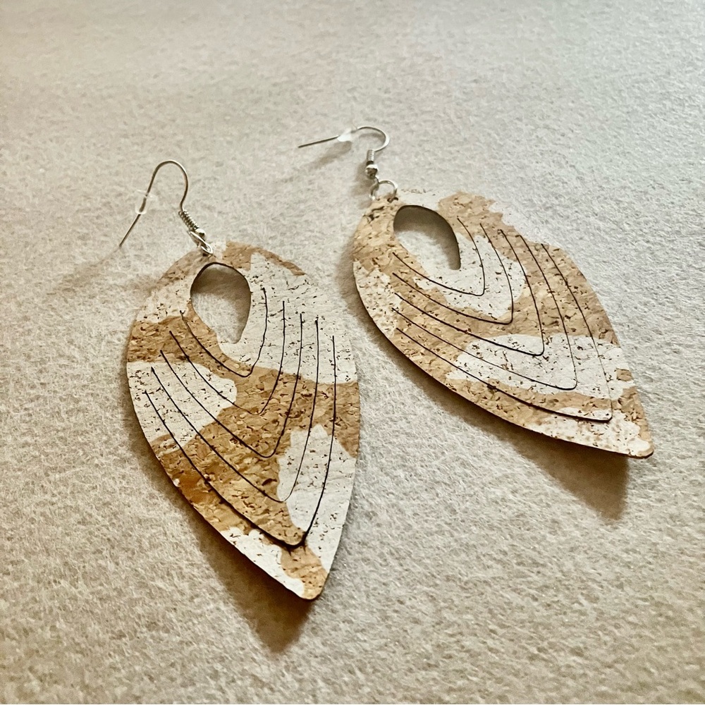 Cork beige and white feather design earrings